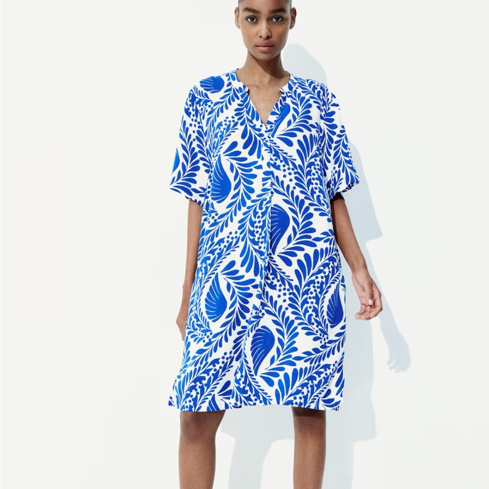 Elegant Blue and White Leaf Pattern Dress